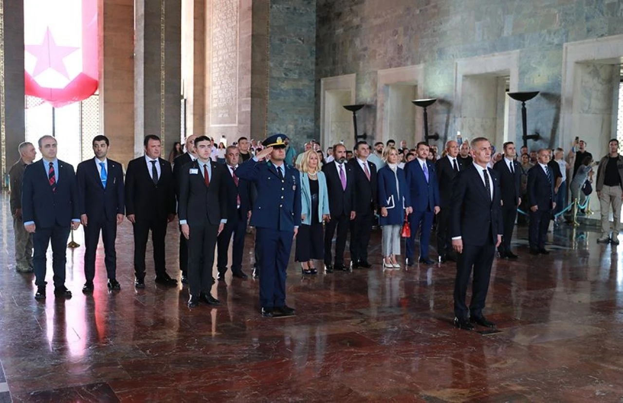 TFF Başkanı Hacıosmanoğlu ve yönetim kurulu üyeleri Anıtkabir'i ziyaret etti - 2. Resim