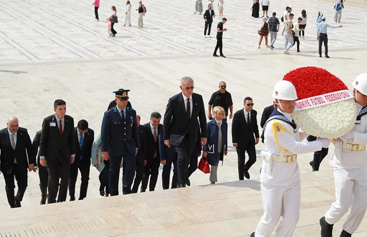 TFF Başkanı Hacıosmanoğlu ve yönetim kurulu üyeleri Anıtkabir'i ziyaret etti - 1. Resim