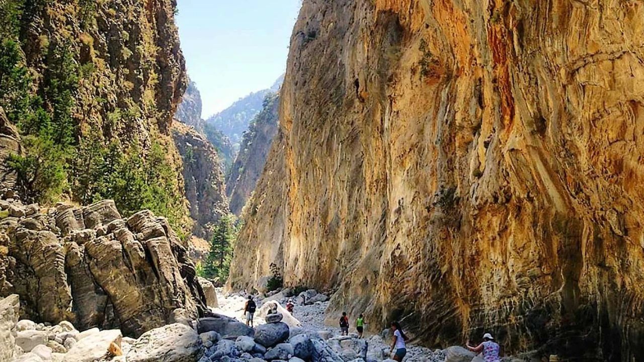 Yunan adasında bir turist ölümü daha: Düşen taşın altında kaldı