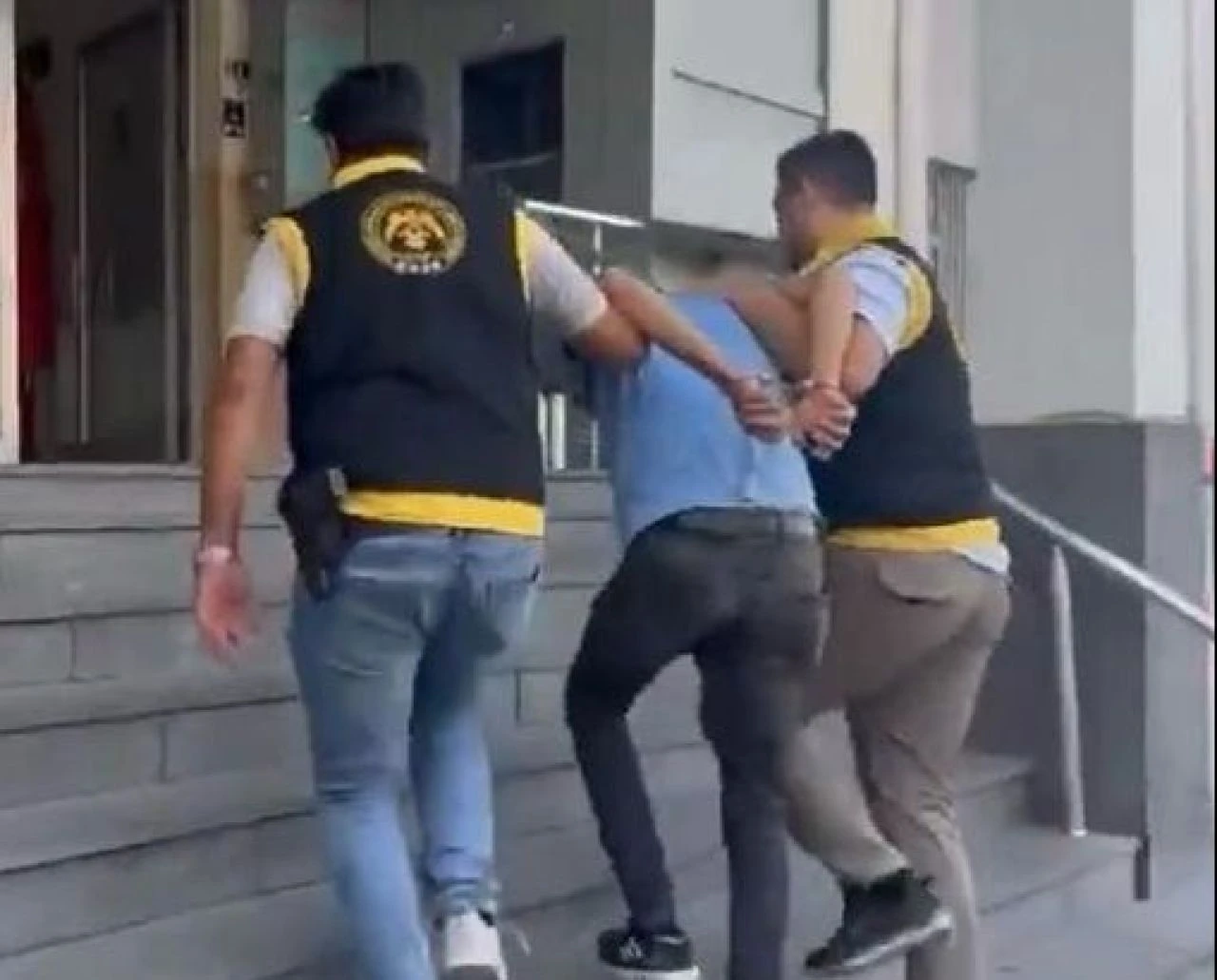 Akılalmaz hırsızlık kamerada! Çalışır haldeki kargo aracını çaldı