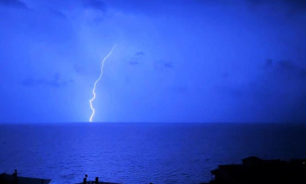 Hem korkuttu hem de hayran bıraktı! Şimşekler geceyi gündüze çevirdi - 1. Resim