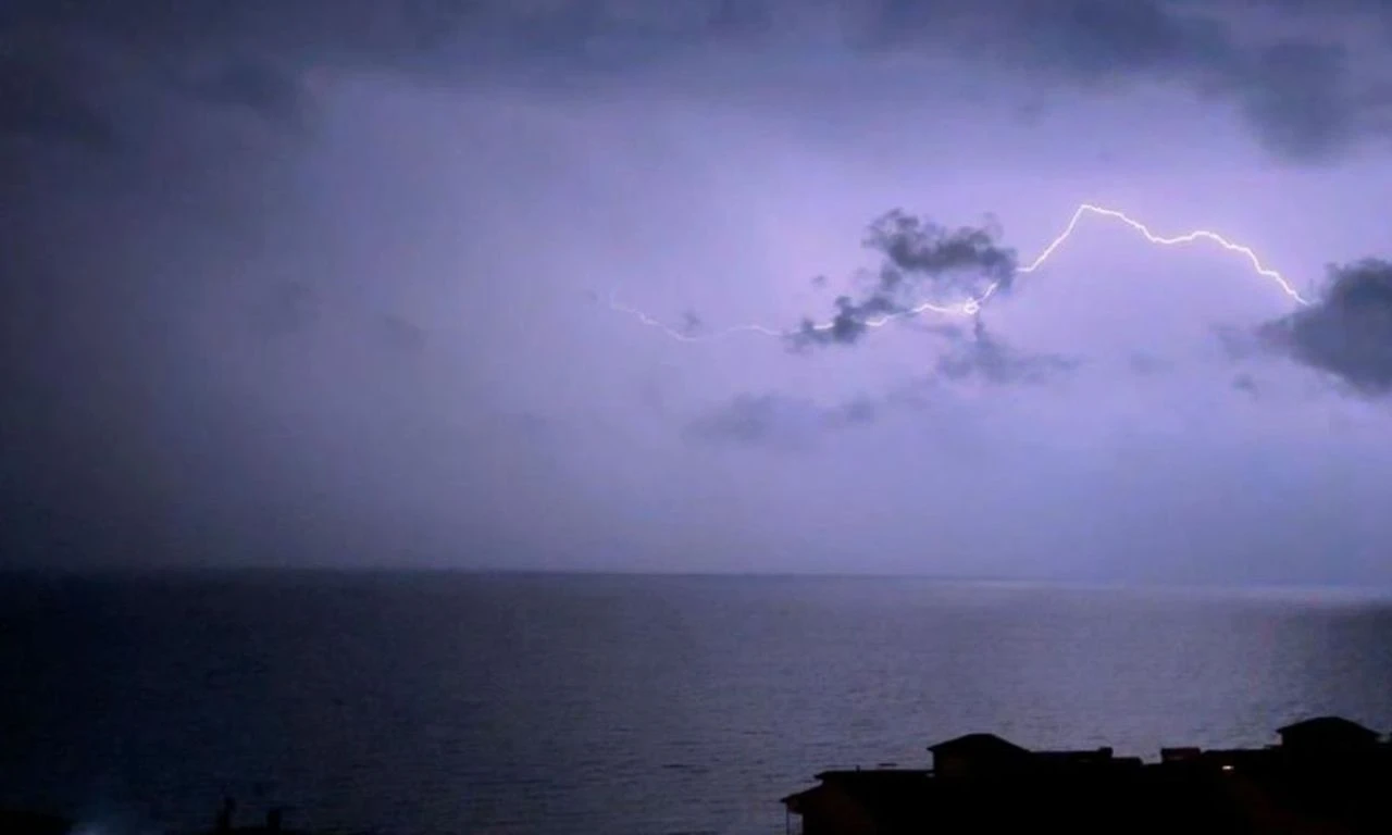 Hem korkuttu hem de hayran bıraktı! Şimşekler geceyi gündüze çevirdi - 2. Resim