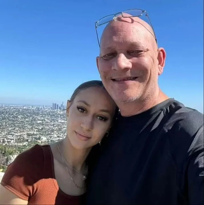 Nadir görülen hastalık yüzünden genç kız acı verici morluklarla geçici olarak kör kaldı!