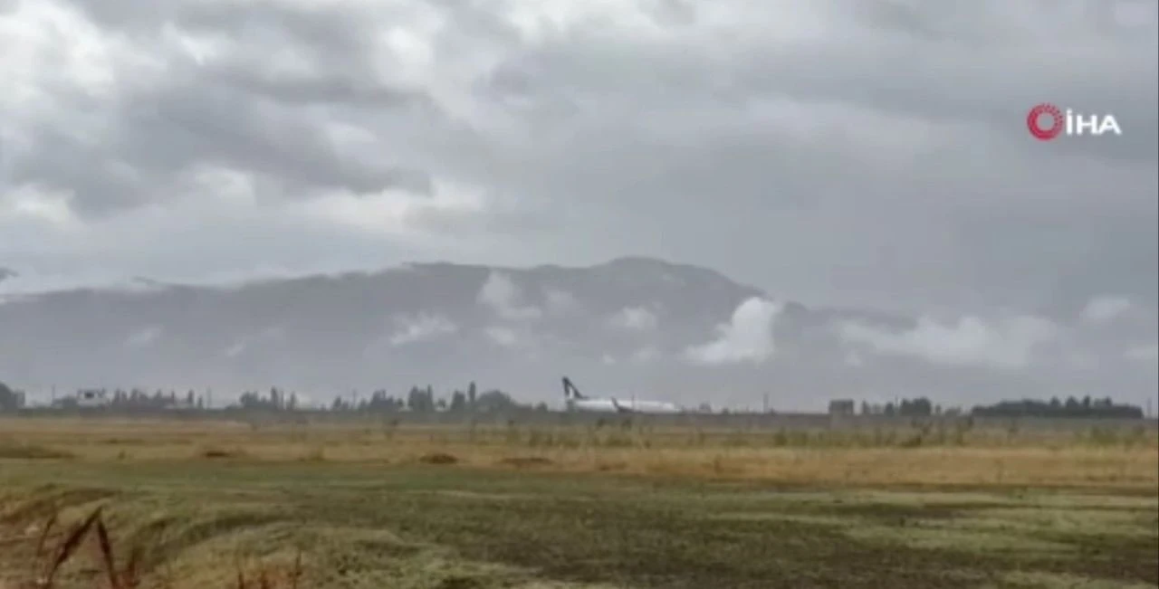 Son dakika | Hakkari'de yolcu uçağı pistten çıktı: İşte bölgeden ilk görüntüler