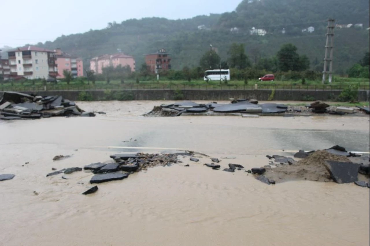 Trabzon-Bayburt karayolu ulaşıma kapandı: Her yeri su bastı! - 1. Resim