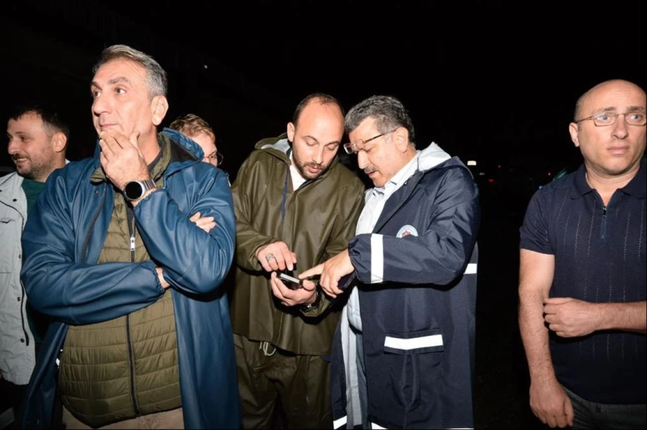 Trabzon-Bayburt karayolu ulaşıma kapandı: Her yeri su bastı! - 2. Resim