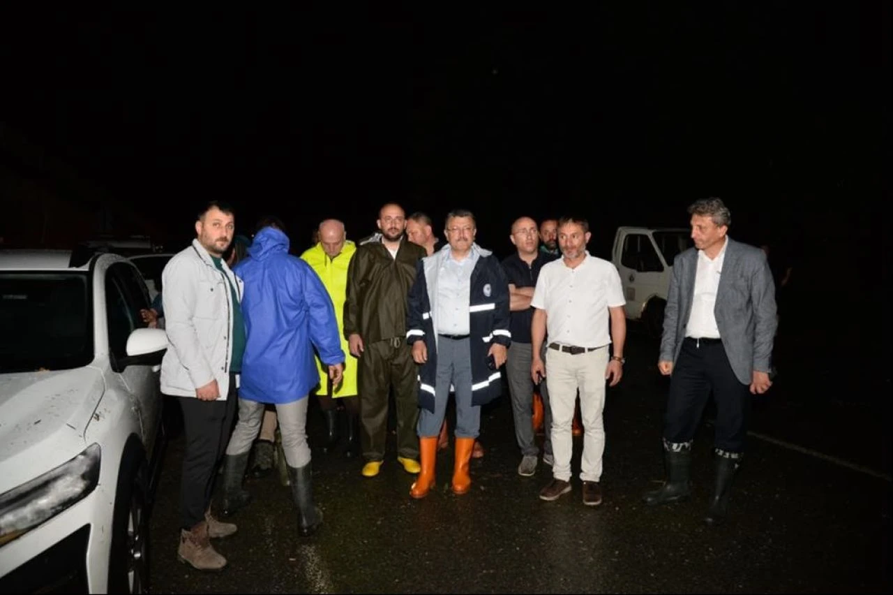 Trabzon-Bayburt karayolu ulaşıma kapandı: Her yeri su bastı! - 4. Resim