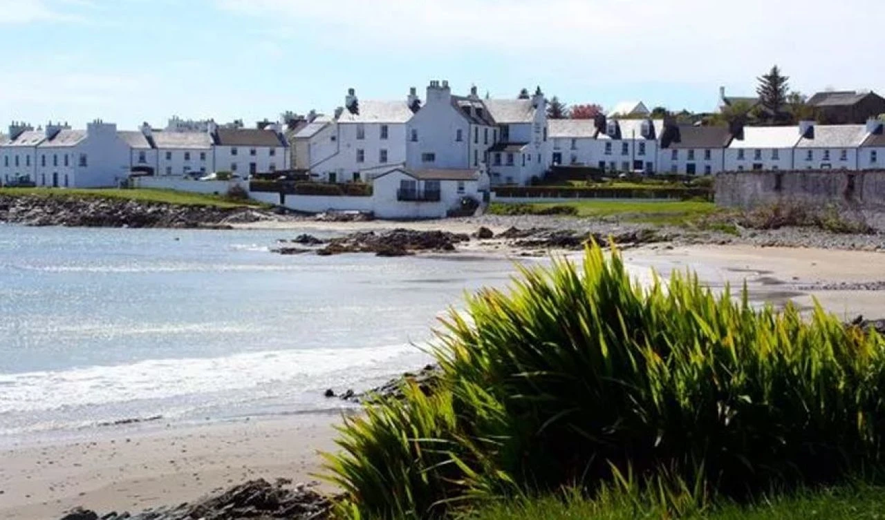 Diş ağrılarına bir garip çözüm! Gizli adanın 'şifalı' taşına çivi çakan iyileşiyor - 3. Resim