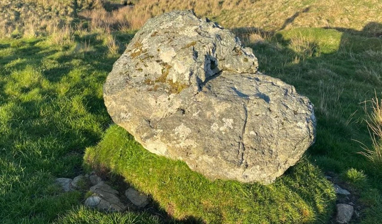 Diş ağrılarına bir garip çözüm! Gizli adanın 'şifalı' taşına çivi çakan iyileşiyor - 2. Resim