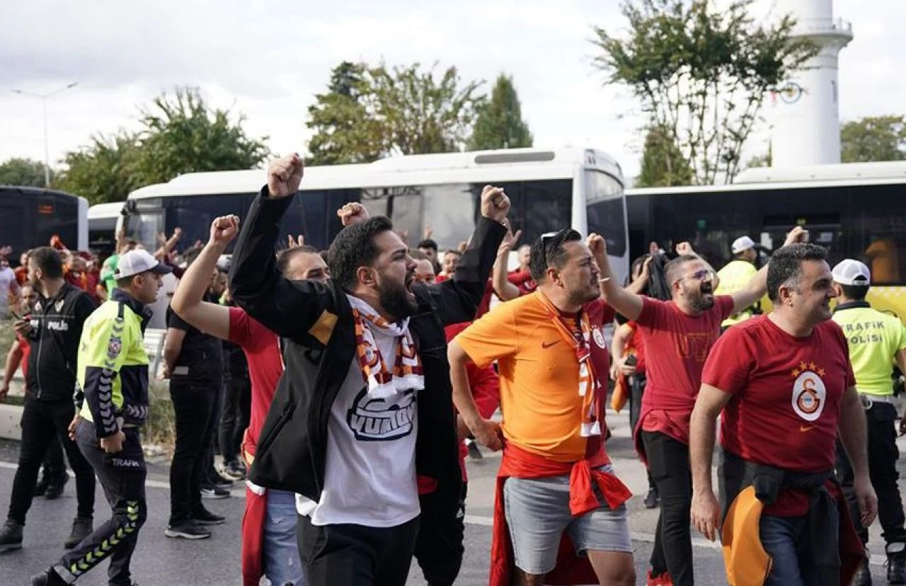 Galatasaray taraftarı Fenerbahçe derbisi için Kadıköy'e ulaştı: Kur'an-ı Kerim detayı dikkat çekti - 1. Resim