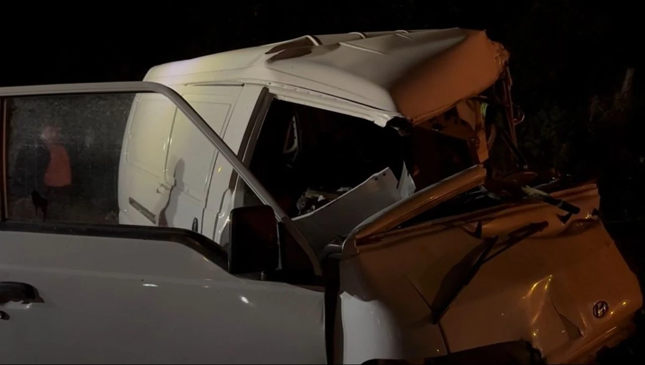 İETT otobüsü ve minibüs kafa kafaya çarpıştı: Yolcu camdan fırladı