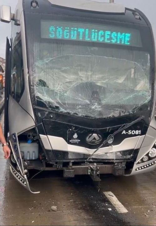 İstanbul'da metrobüs kazası! Yaralılar var, seferler aksadı - 1. Resim