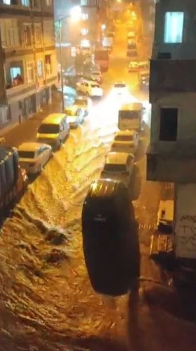 İstanbul’da sağanak sonrası yollar dereye döndü: Sürücüler zor anlar yaşadı! - 1. Resim