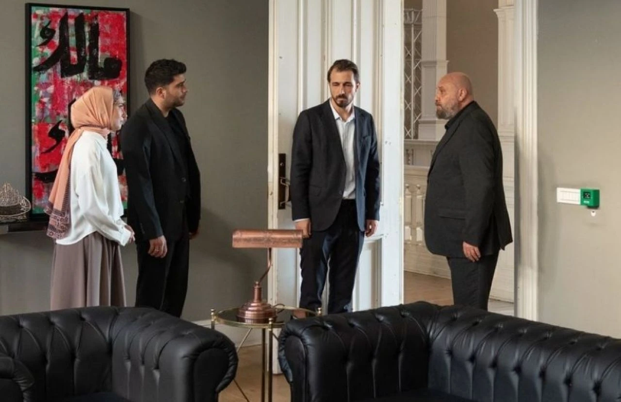 Kızılcık Şerbeti'nin Mustafa'sı Emrah Altıntoprak'ın esprili göndermesi işe yaradı! Afişe eklendi - 3. Resim