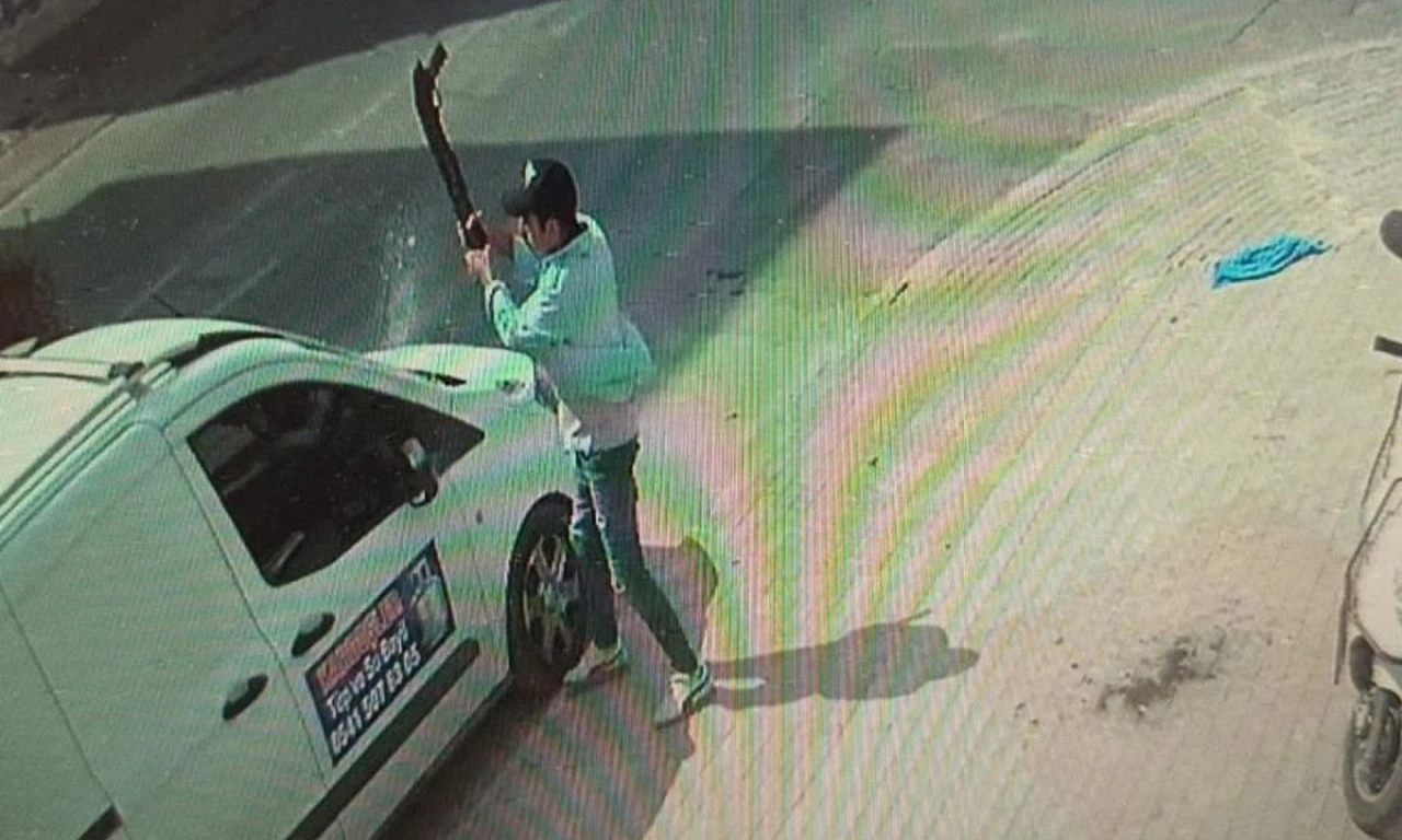 Onlarca tüpün bulunduğu dükkanı kurşun yağmuruna tuttu! Korku dolu anlar kamerada - 1. Resim