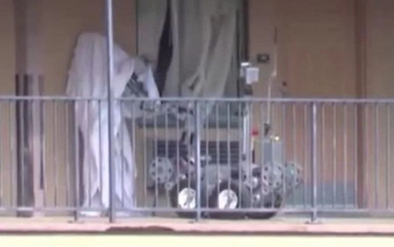 Suçlunun robot polisle mücadelesi şaşırttı! Ne yapsa da elinden kurtulamadı - 1. Resim