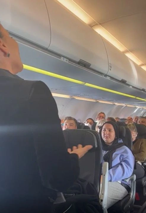 Uçakta şarkı söyledi, sosyal medyada gündem oldu! Hostes zannediliyordu, gerçek bambaşka çıktı