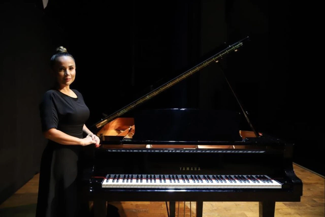 Uçakta şarkı söyledi, sosyal medyada gündem oldu! Hostes zannediliyordu, gerçek bambaşka çıktı