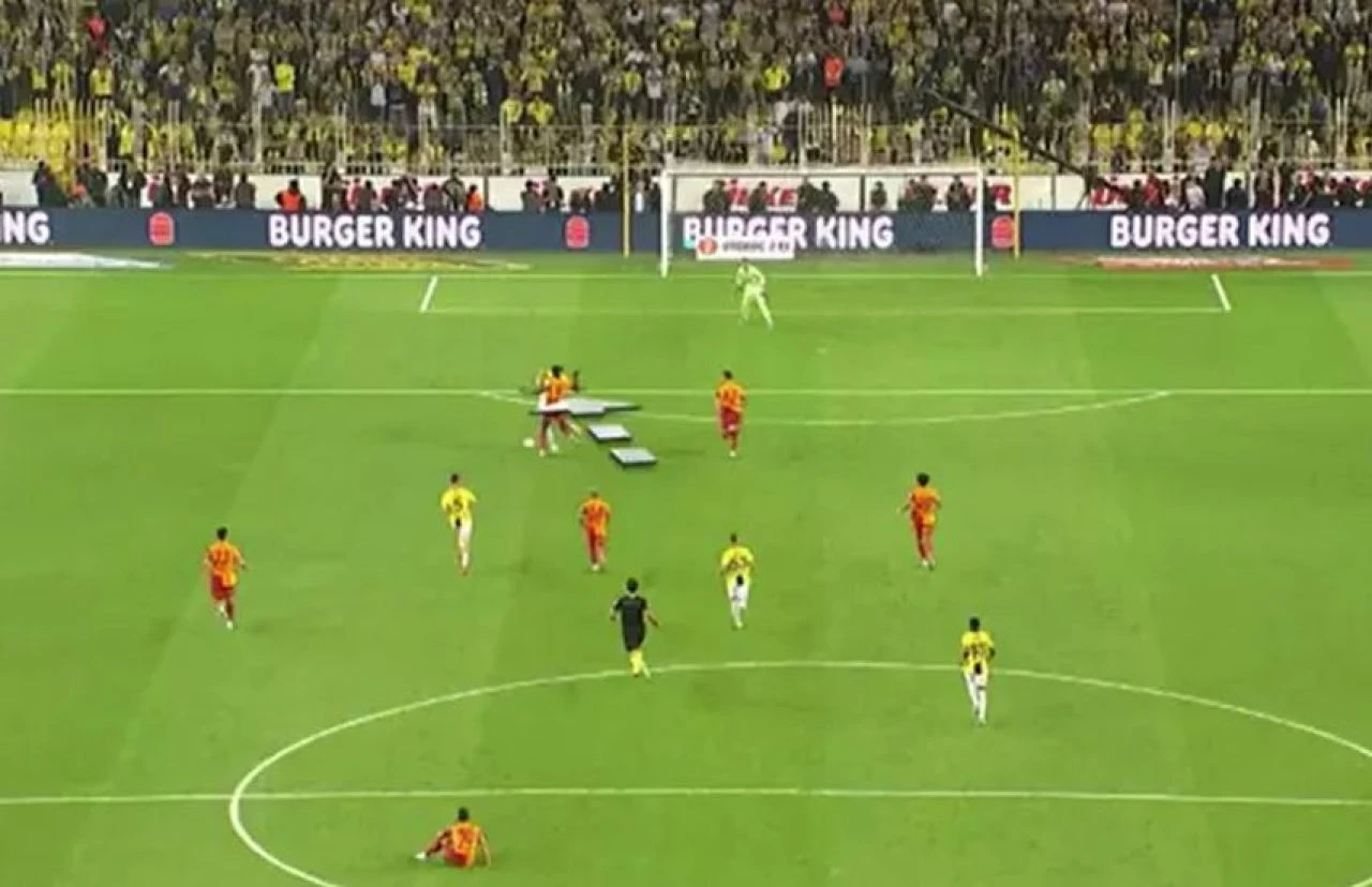 Eski hakemler Fenerbahçe-Galatasaray maçının tartışmalı pozisyonlarını yorumladı! Penaltı, kırmızı kart... - 2. Resim