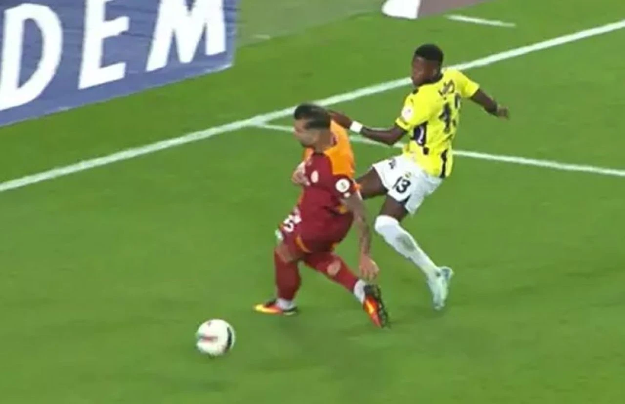 Eski hakemler Fenerbahçe-Galatasaray maçının tartışmalı pozisyonlarını yorumladı! Penaltı, kırmızı kart... - 3. Resim