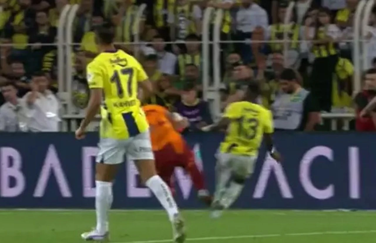 Eski hakemler Fenerbahçe-Galatasaray maçının tartışmalı pozisyonlarını yorumladı! Penaltı, kırmızı kart... - 4. Resim