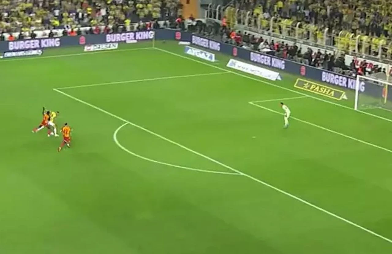 Eski hakemler Fenerbahçe-Galatasaray maçının tartışmalı pozisyonlarını yorumladı! Penaltı, kırmızı kart... - 1. Resim