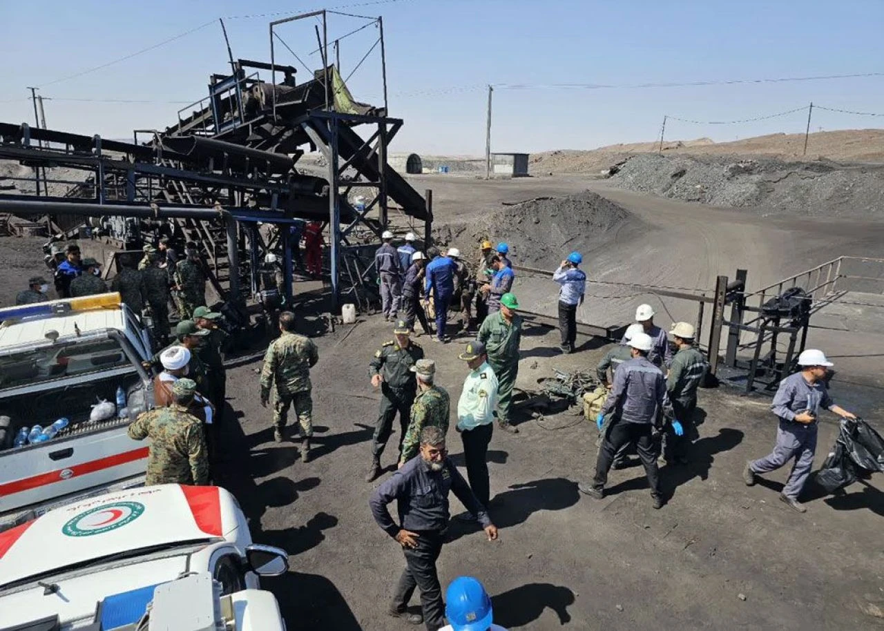 İran'da peş peşe panik! Önce maden patlaması sonra depremle sarsıldı - 1. Resim