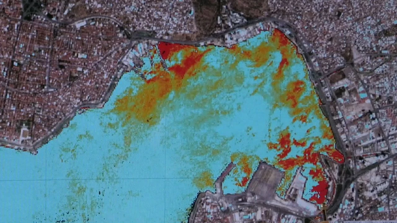 İzmir Körfezi'ndeki çevre kirliliğinin haritası uzaydan görüntülendi! Türk bilim insanları özel kod yazarak işaretledi - 2. Resim
