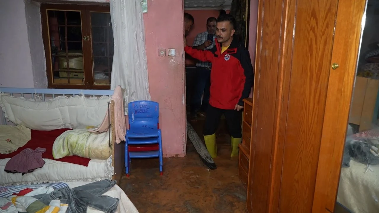 Kırıkkale'de sağanak yağış sel getirdi: Akıntıya kapılan kız çocuğu yürekleri ağza getirdi - 1. Resim