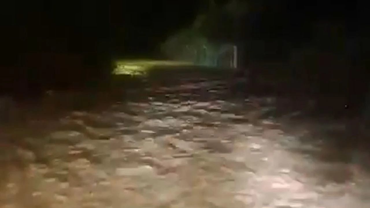 Kırıkkale'de sağanak yağış sel getirdi: Akıntıya kapılan kız çocuğu yürekleri ağza getirdi - 2. Resim