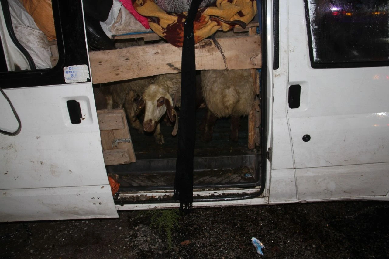 Konya'da işçileri taşıyan minibüs devrildi: Çok sayıda yaralı var - 3. Resim