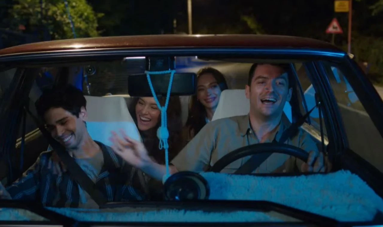 Kör Nokta dizisinin oyuncu kadrosunda Rabia Soytürk, İsmail Ege Şaşmaz, Çağla Boz gibi isimler yer alıyor