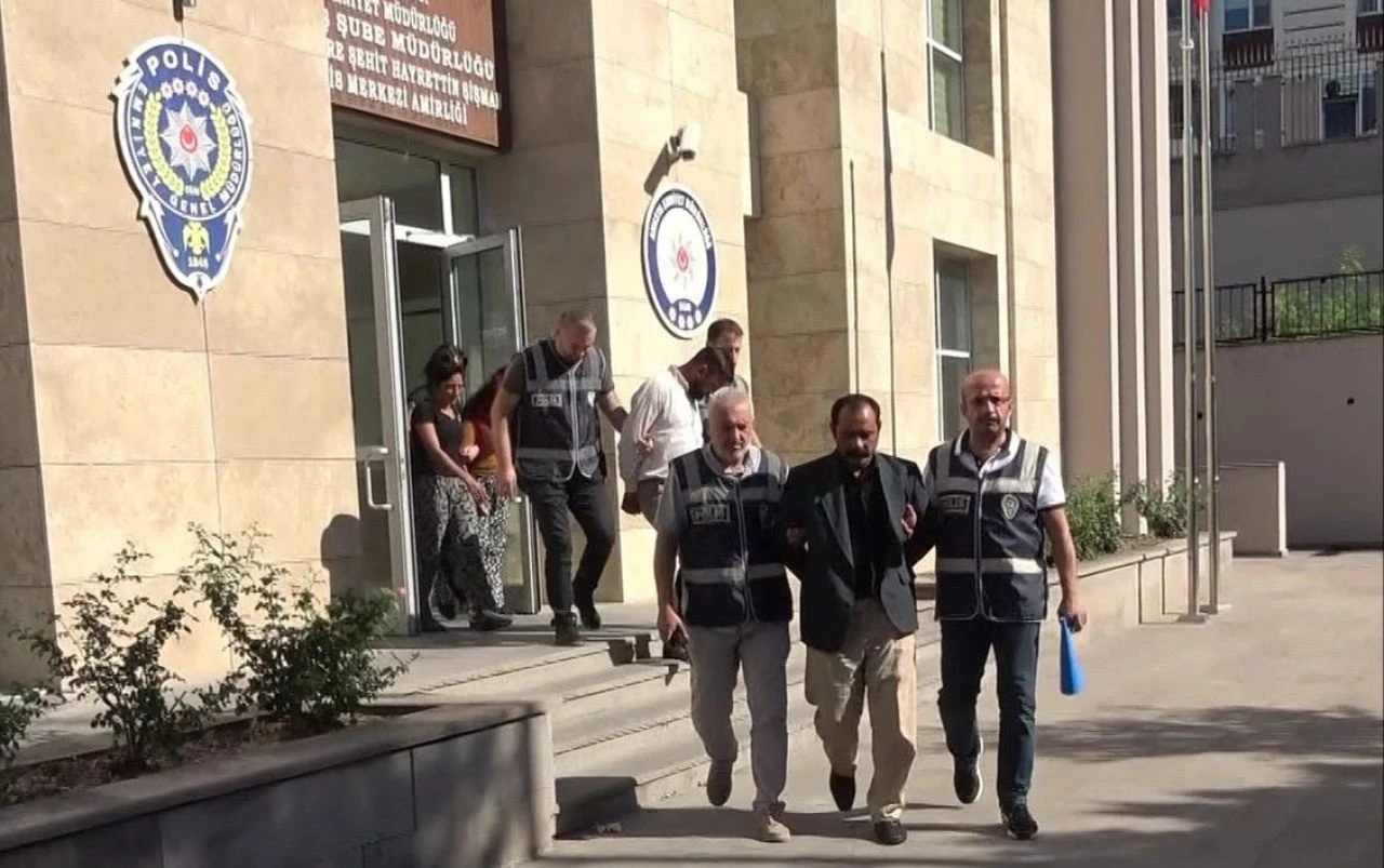 Paralar yastık içinden çıktı! Pişkin hırsızdan şoke eden sözler: "Belki seni de soyarız" - 1. Resim