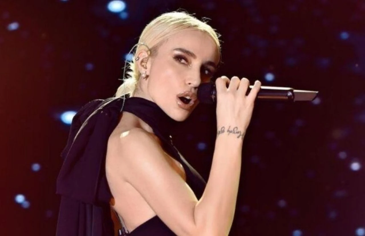 Gülşen fenalık geçirdi! Gözyaşları içinde sahneden indi