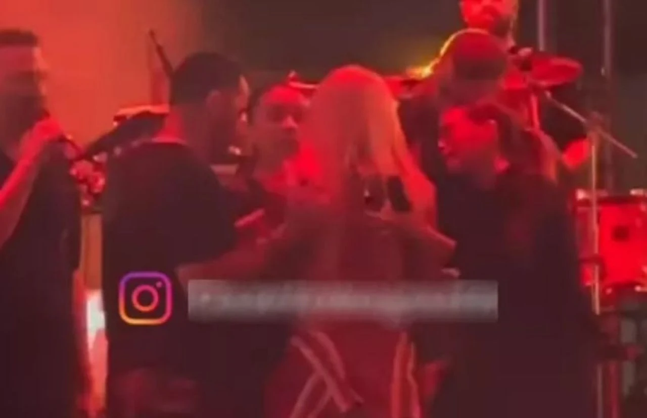 Gülşen fenalık geçirdi! Gözyaşları içinde sahneden indi