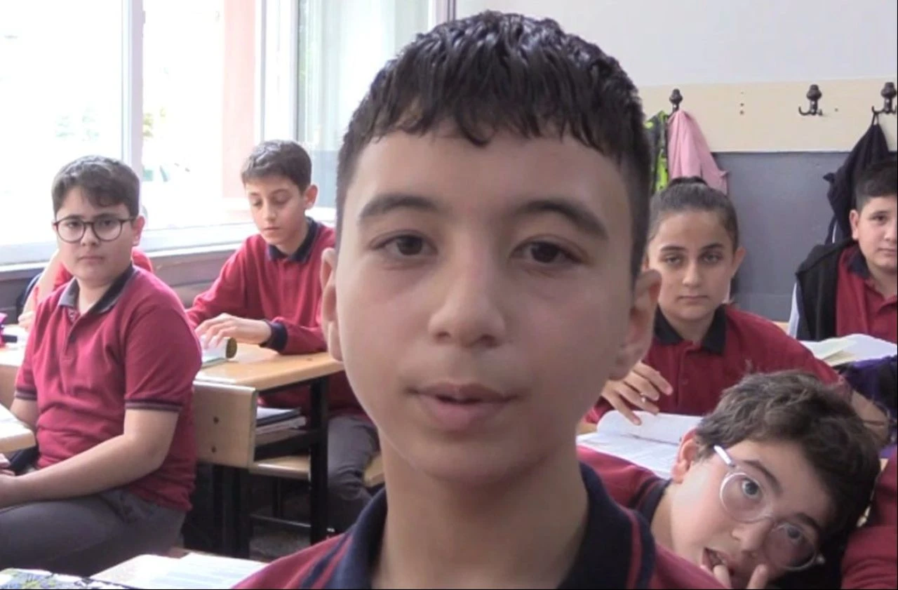 Okulda döner yiyen çocuk bir anda sınıftan fırladı: Öğretmeni Heimlich ile kurtardı - 1. Resim