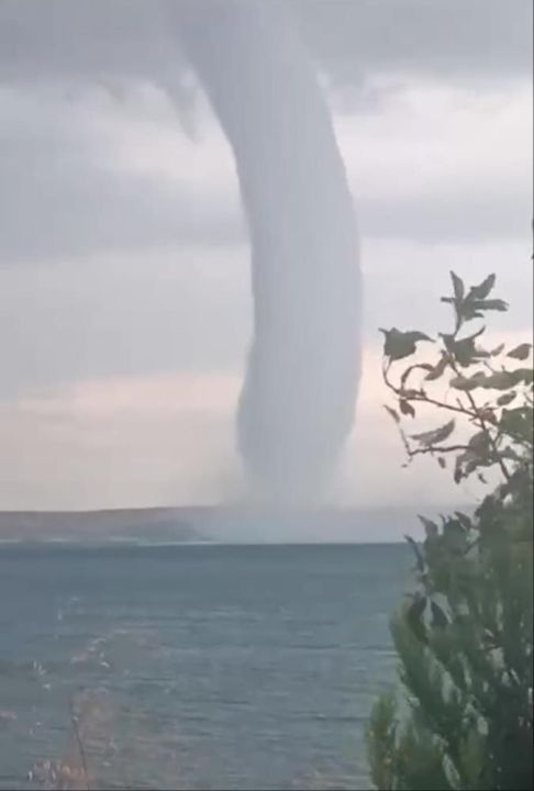 Şanlıurfa'da korku dolu anlar! Dev hortumu şoke olarak kayda aldılar - 1. Resim