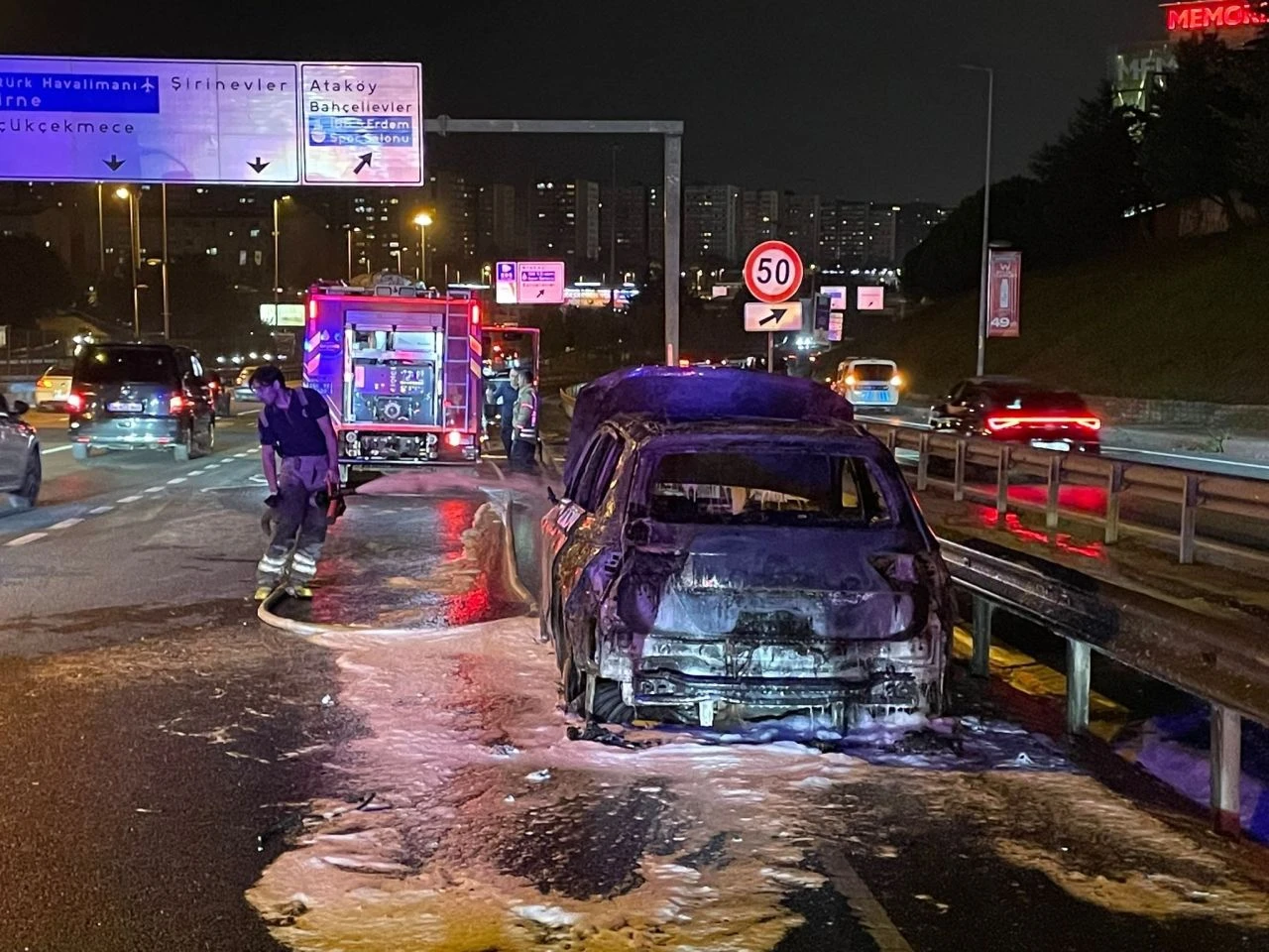 Trafikte korku dolu anlar: E-5'te alev topuna döndü - 1. Resim