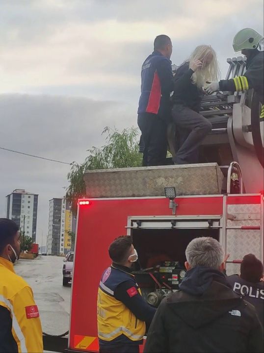 Yüreklerin ağza geldiği an! Pencerede böyle kurtarılmayı bekledi - 2. Resim