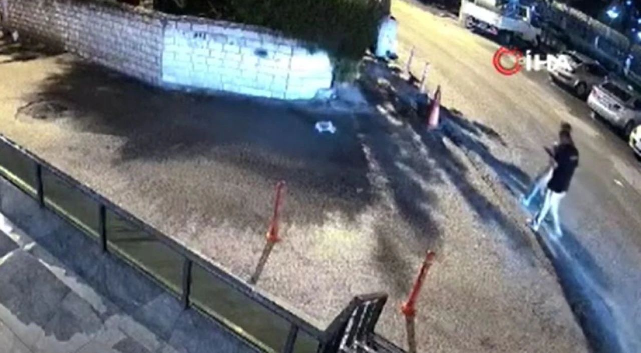 Yürüyen yayalar kıl payı kurtuldu! Şaşkınlıkla bakakaldılar