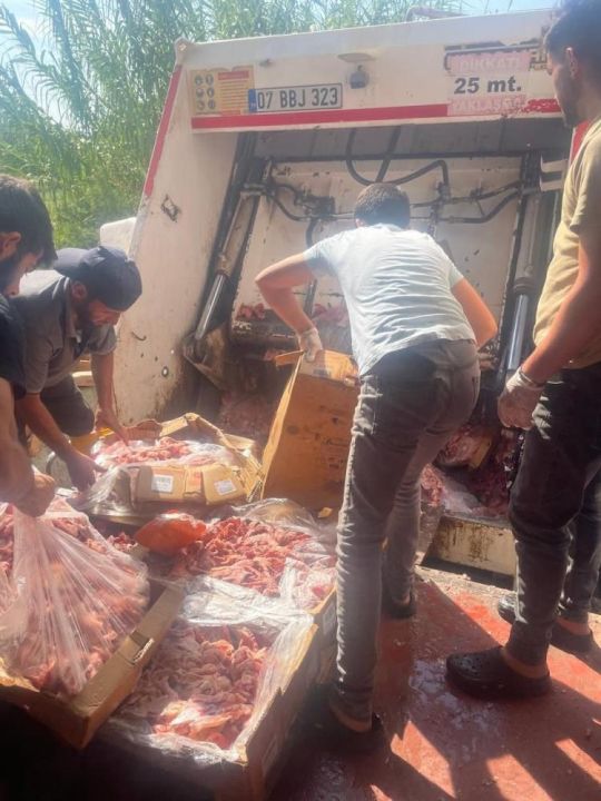 Antalya'da mide bulandıran görüntüler! Yakalanmasalar tonlarcasını vatandaşa yedireceklerdi - 2. Resim