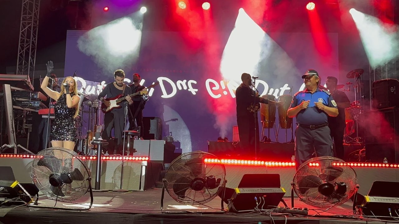 Derya Uluğ sahneye zabıtayı çıkardı! Dansını görenler hayret etti - 1. Resim