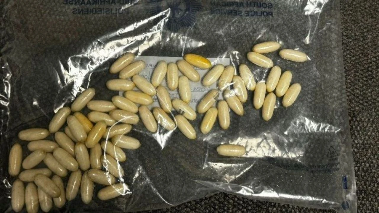 Havalimanında polisin radarına takıldı, midesinden çıkanlar şoke etti