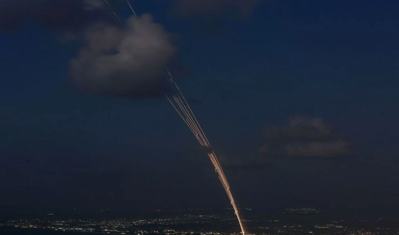 İsrail'in Demir Kubbe'sini atlatan roket otoyoldaki aracın önüne böyle düştü - 3. Resim