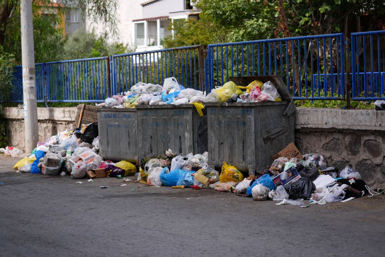 İzmirli vatandaşlar çöp sorununa isyan ediyor! 'Bizim günahımız ne?' - 1. Resim