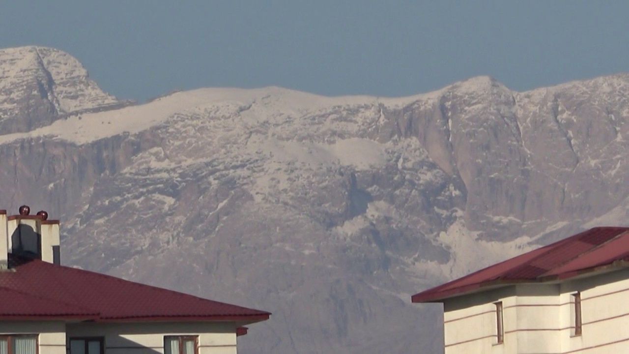 Mevsimin ilk karı düştü! Cilo Dağları'ndan meraklandıran görüntüler - 1. Resim