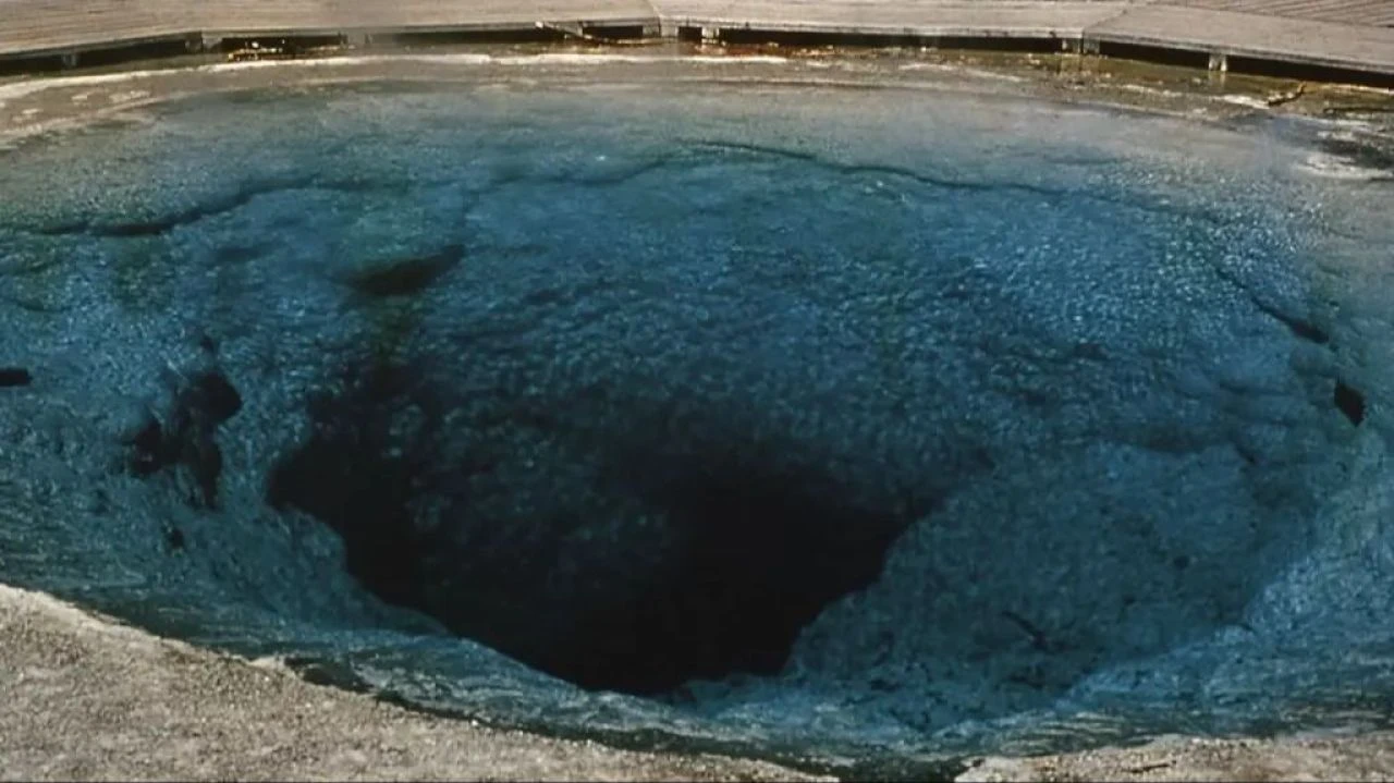 Turistler parayla bu hale getirdi! Berrak su renk cümbüşüne dönüştü