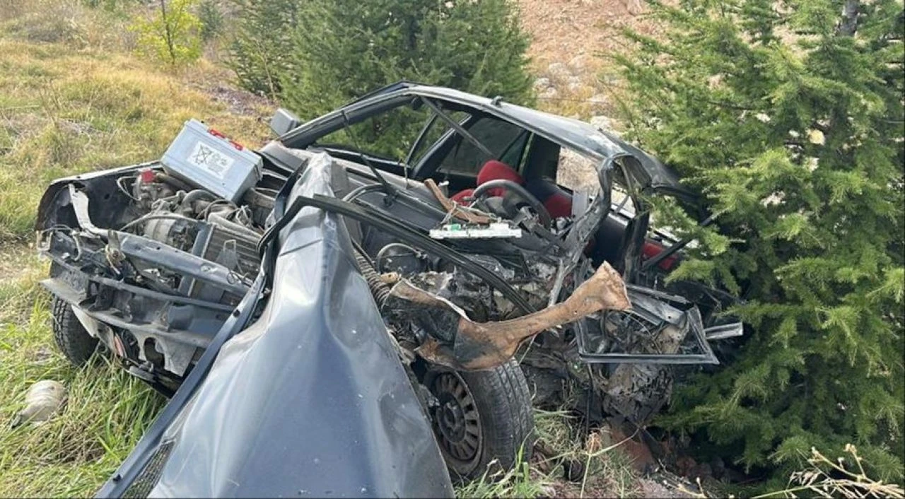 Uşak'ta kafa kafaya facia! Korkunç kazada 2 kişi hayatını kaybetti 