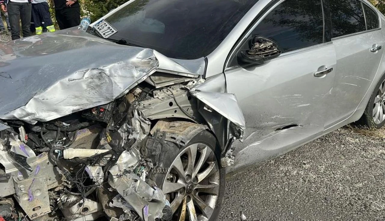 Uşak'ta kafa kafaya facia! Korkunç kazada 2 kişi hayatını kaybetti 