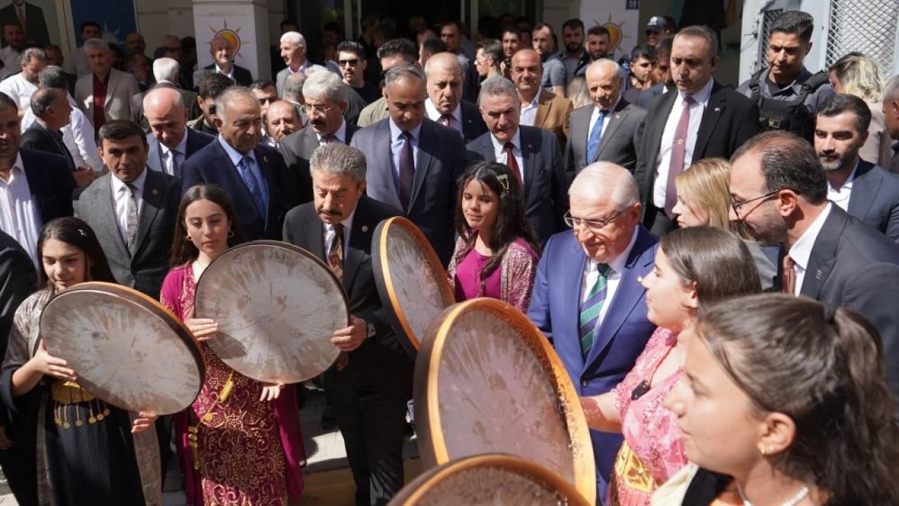 Bakan Yaşar Güler, Şırnak'ta Kürtçe şarkılarla ile karşılandı - 1. Resim